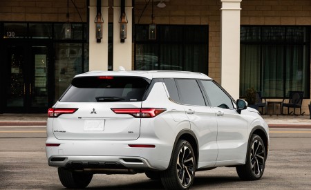 2022 Mitsubishi Outlander Rear Three-Quarter Wallpapers 450x275 (20)