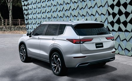 2022 Mitsubishi Outlander Rear Three-Quarter Wallpapers 450x275 (28)