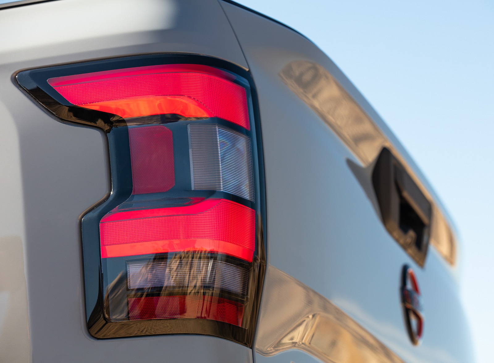 2022 Nissan Frontier Tail Light Wallpapers (15)