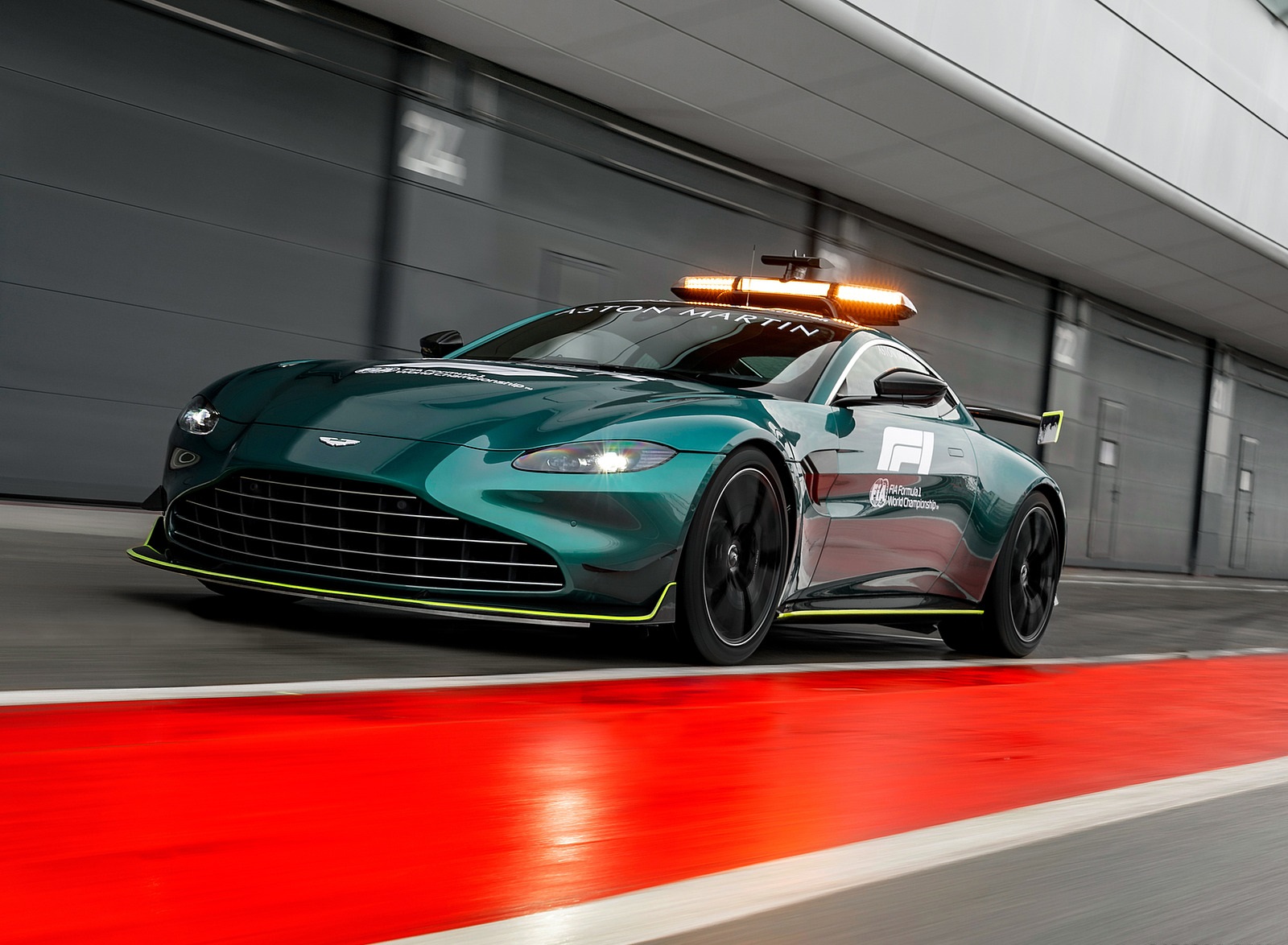 2021 Aston Martin Vantage Formula 1 Safety Car Front Three-Quarter Wallpapers  (1)