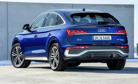 2021 Audi Q5 Sportback TFSI e (Color: Navarra Blue) Rear Three-Quarter Wallpapers 450x275 (8)
