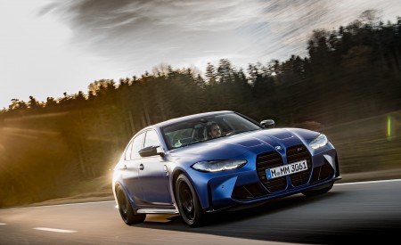 2021 BMW M3 Competition Sedan (Color: Frozen Portimao Blue Metallic) Front Three-Quarter Wallpapers 450x275 (42)