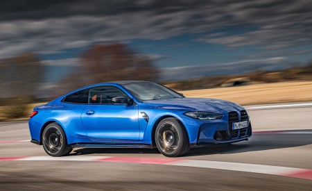2021 BMW M4 Competition Coupe (Color: Portimao Blue) Front Three-Quarter Wallpapers 450x275 (33)