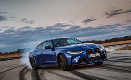 2021 BMW M4 Competition Coupe (Color: Portimao Blue) Front Three-Quarter Wallpapers 450x275 (16)