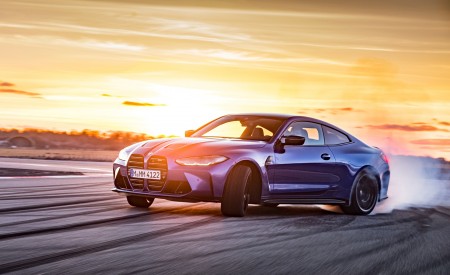 2021 BMW M4 Competition Coupe (Color: Portimao Blue) Front Three-Quarter Wallpapers 450x275 (18)