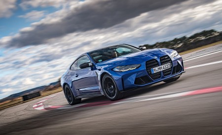 2021 BMW M4 Competition Coupe (Color: Portimao Blue) Front Three-Quarter Wallpapers 450x275 (24)