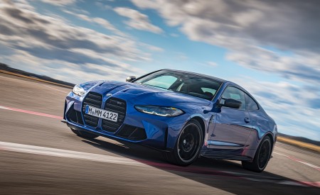 2021 BMW M4 Competition Coupe (Color: Portimao Blue) Front Three-Quarter Wallpapers 450x275 (26)