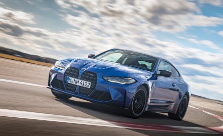 2021 BMW M4 Competition Coupe (Color: Portimao Blue) Front Three-Quarter Wallpapers 450x275 (27)