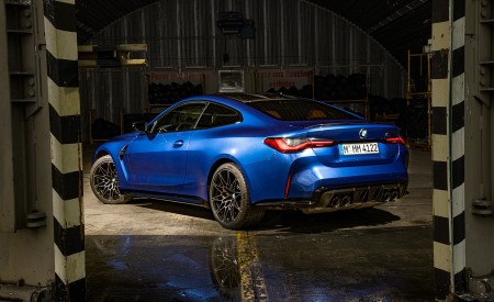 2021 BMW M4 Competition Coupe (Color: Portimao Blue) Rear Three-Quarter Wallpapers 450x275 (55)