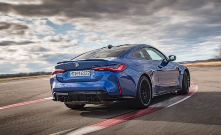 2021 BMW M4 Competition Coupe (Color: Portimao Blue) Rear Three-Quarter Wallpapers 450x275 (35)
