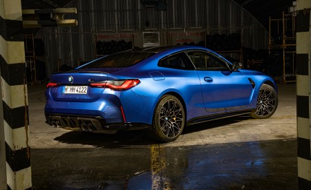 2021 BMW M4 Competition Coupe (Color: Portimao Blue) Rear Three-Quarter Wallpapers 450x275 (56)
