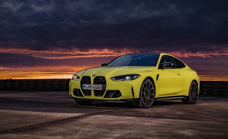 2021 BMW M4 Competition Coupe (Color: Sao Paulo Yellow) Front Three-Quarter Wallpapers 450x275 (96)