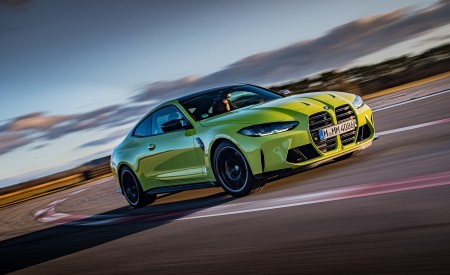 2021 BMW M4 Competition Coupe (Color: Sao Paulo Yellow) Front Three-Quarter Wallpapers 450x275 (86)