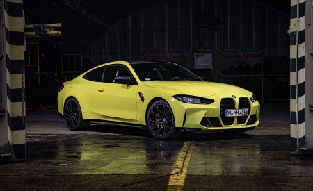 2021 BMW M4 Competition Coupe (Color: Sao Paulo Yellow) Front Three-Quarter Wallpapers 450x275 (103)