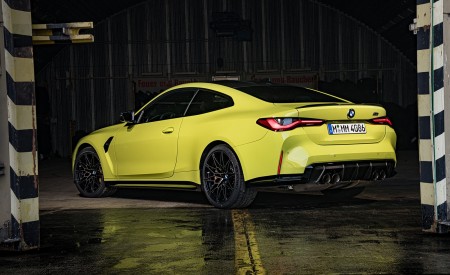 2021 BMW M4 Competition Coupe (Color: Sao Paulo Yellow) Rear Three-Quarter Wallpapers 450x275 (106)