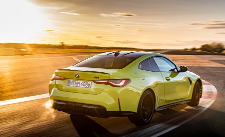 2021 BMW M4 Competition Coupe (Color: Sao Paulo Yellow) Rear Three-Quarter Wallpapers 450x275 (85)