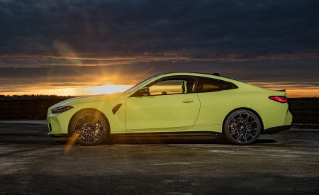 2021 BMW M4 Competition Coupe (Color: Sao Paulo Yellow) Side Wallpapers 450x275 (101)