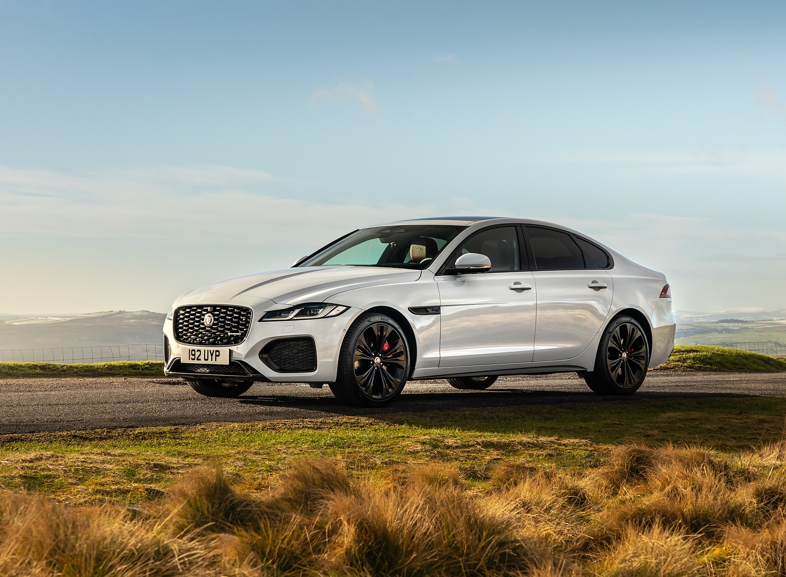 2021 Jaguar XF P300 R-Dynamic SE Front Three-Quarter Wallpapers #13 of 30