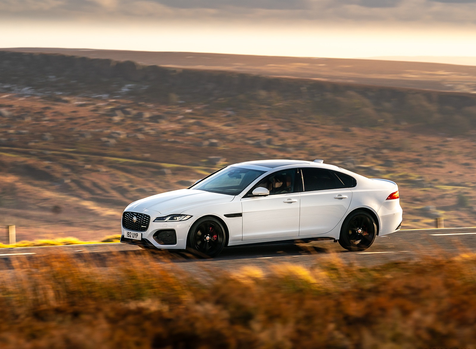 2021 Jaguar XF P300 R-Dynamic SE Front Three-Quarter Wallpapers #7 of 30