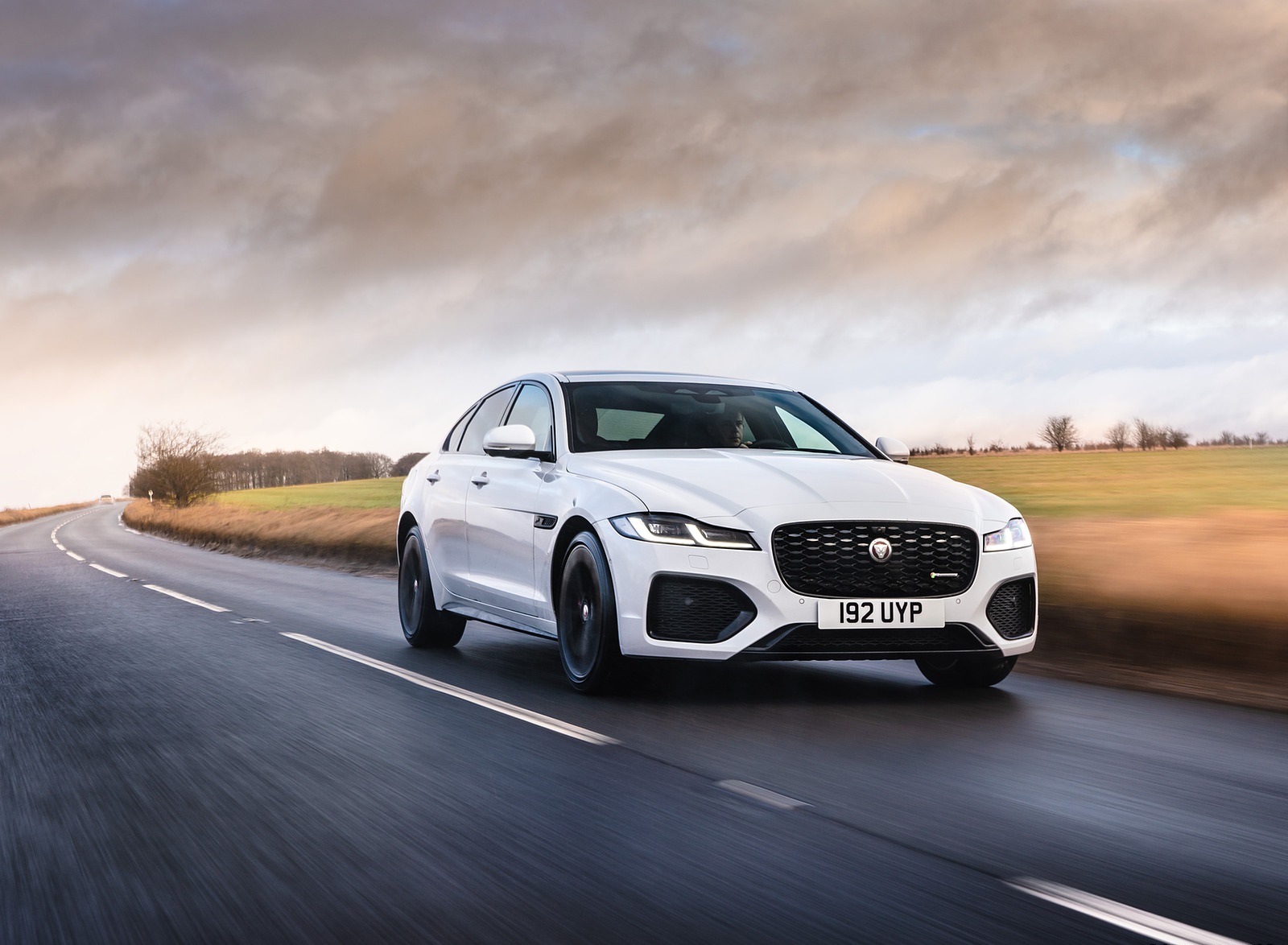 2021 Jaguar XF P300 R-Dynamic SE Front Three-Quarter Wallpapers #3 of 30