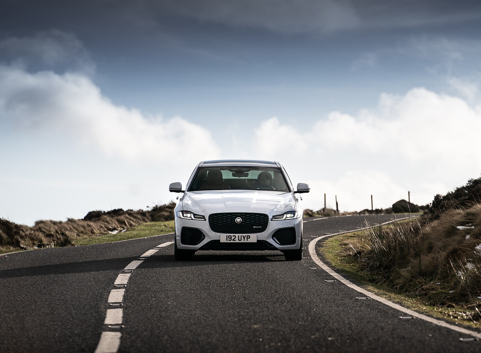 2021 Jaguar XF P300 R-Dynamic SE Front Wallpapers  #4 of 30