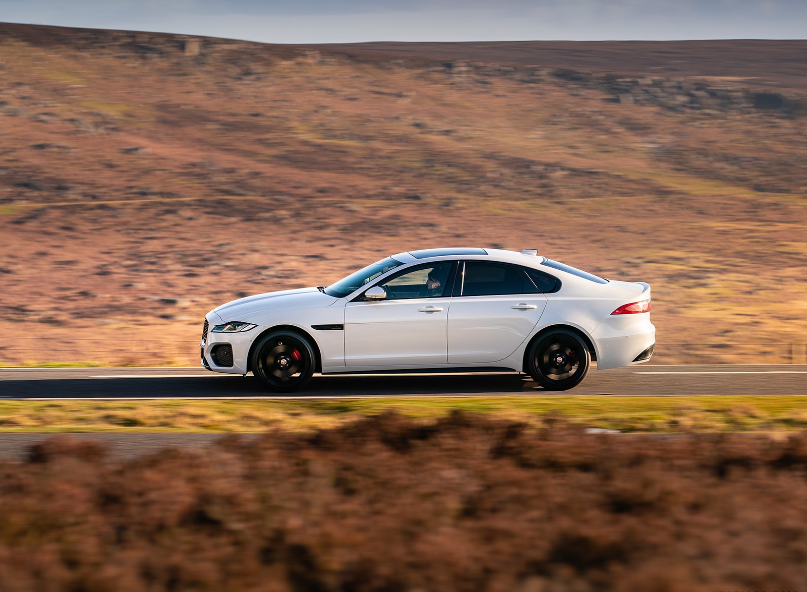 2021 Jaguar XF P300 R-Dynamic SE Side Wallpapers #6 of 30