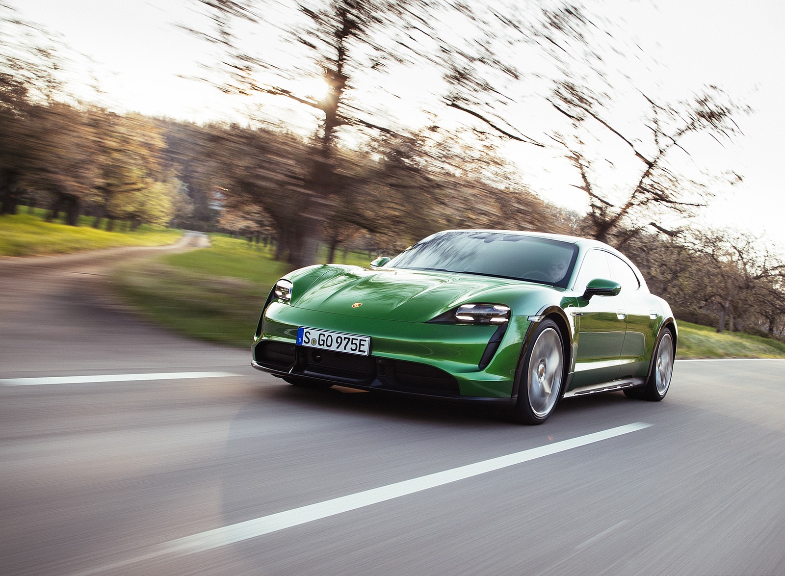 2022 Porsche Taycan Turbo S Cross Turismo (Color: Mamba Green Metallic) Front Three-Quarter Wallpapers (3)