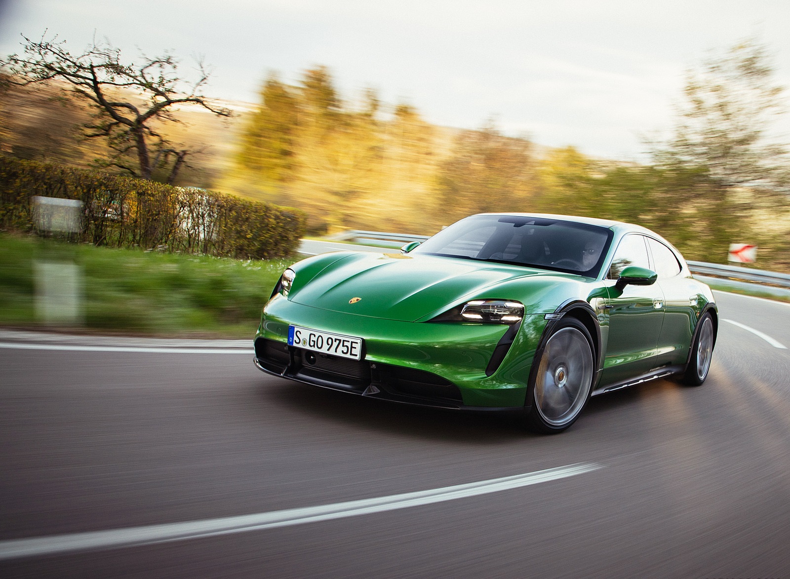 2022 Porsche Taycan Turbo S Cross Turismo (Color: Mamba Green Metallic) Front Three-Quarter Wallpapers (1)