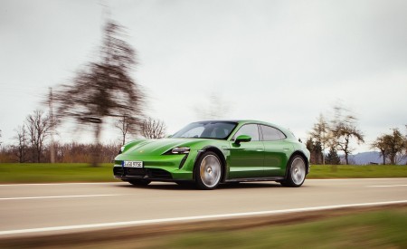 2021 Porsche Taycan Turbo S Cross Turismo (Color: Mamba Green Metallic) Front Three-Quarter Wallpapers 450x275 (14)