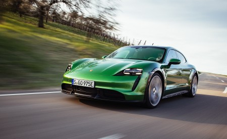 2021 Porsche Taycan Turbo S Cross Turismo (Color: Mamba Green Metallic) Front Wallpapers 450x275 (8)