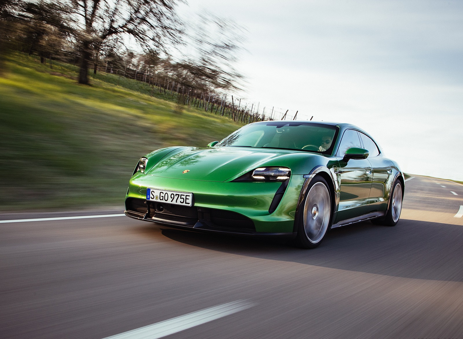 2022 Porsche Taycan Turbo S Cross Turismo (Color: Mamba Green Metallic) Front Wallpapers (8)