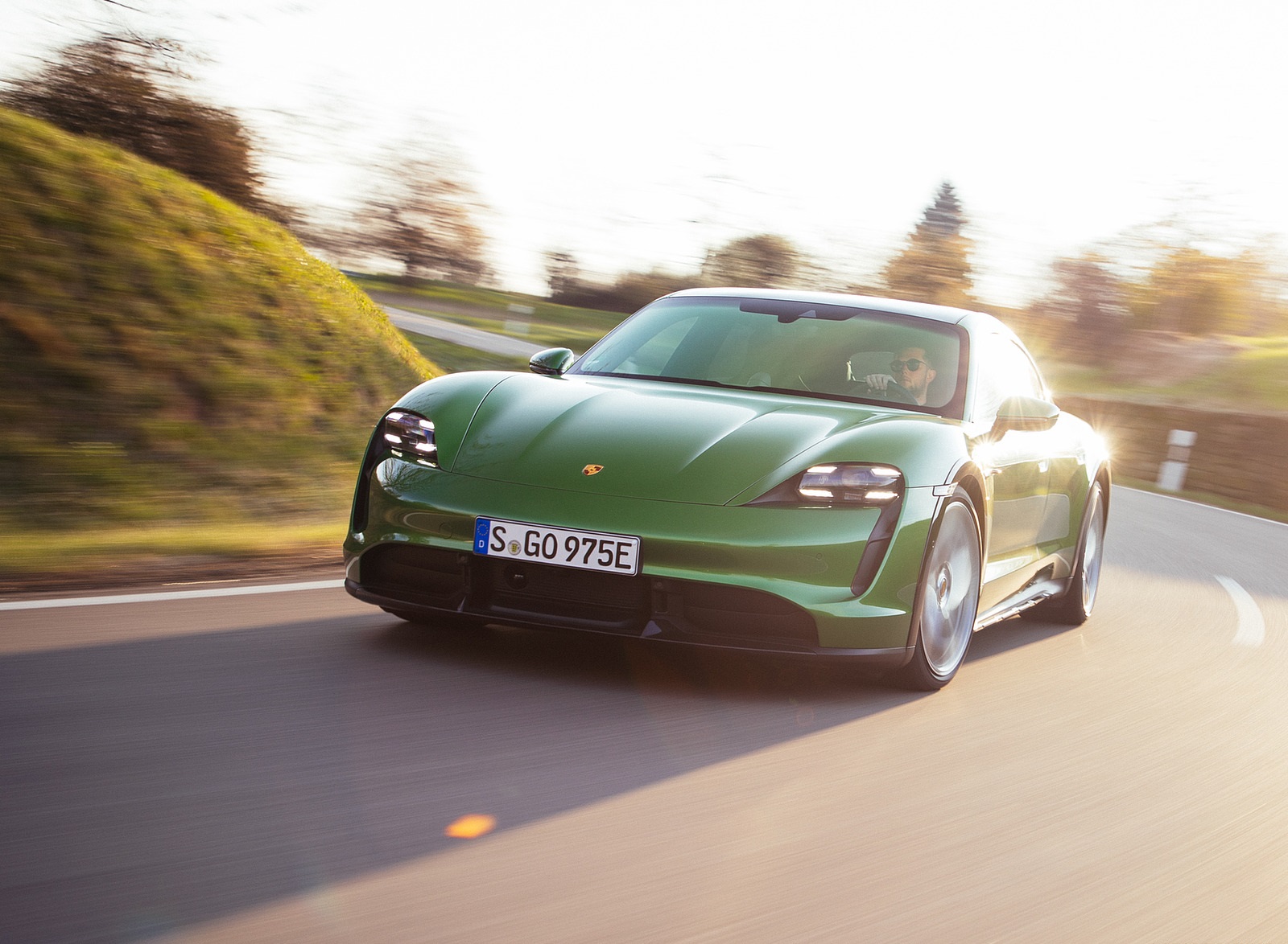 2022 Porsche Taycan Turbo S Cross Turismo (Color: Mamba Green Metallic) Front Wallpapers (4)