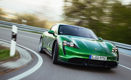 2021 Porsche Taycan Turbo S Cross Turismo (Color: Mamba Green Metallic) Front Wallpapers 450x275 (15)