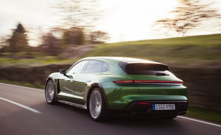 2021 Porsche Taycan Turbo S Cross Turismo (Color: Mamba Green Metallic) Rear Three-Quarter Wallpapers 450x275 (10)