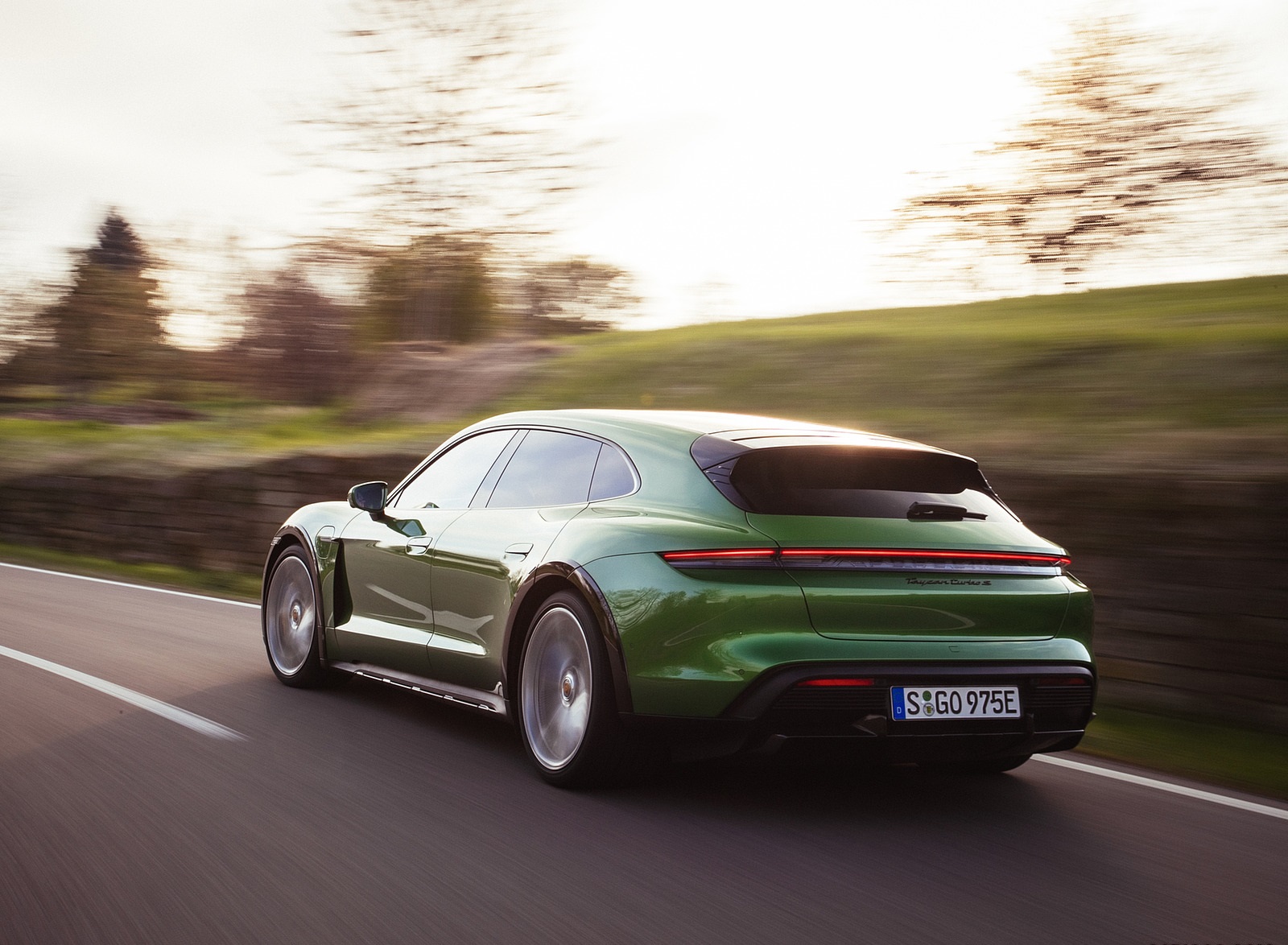 2022 Porsche Taycan Turbo S Cross Turismo (Color: Mamba Green Metallic) Rear Three-Quarter Wallpapers (10)