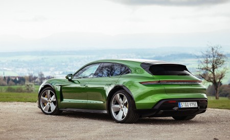 2021 Porsche Taycan Turbo S Cross Turismo (Color: Mamba Green Metallic) Rear Three-Quarter Wallpapers 450x275 (21)