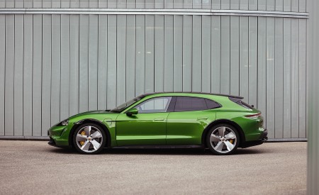 2021 Porsche Taycan Turbo S Cross Turismo (Color: Mamba Green Metallic) Side Wallpapers 450x275 (24)