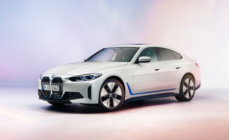 2022 BMW i4 Front Three-Quarter Wallpapers  450x275 (22)