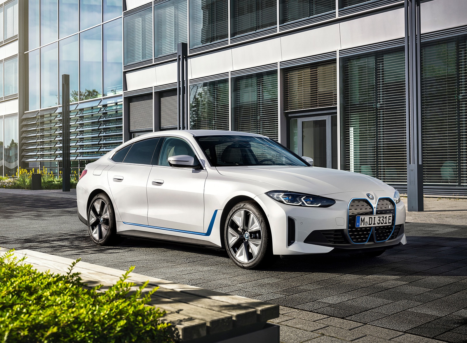 2022 BMW i4 eDrive40 Front Three-Quarter Wallpapers (7)