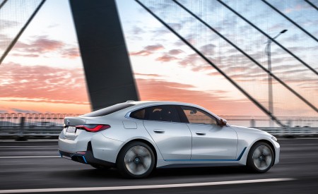 2022 BMW i4 eDrive40 Rear Three-Quarter Wallpapers 450x275 (2)