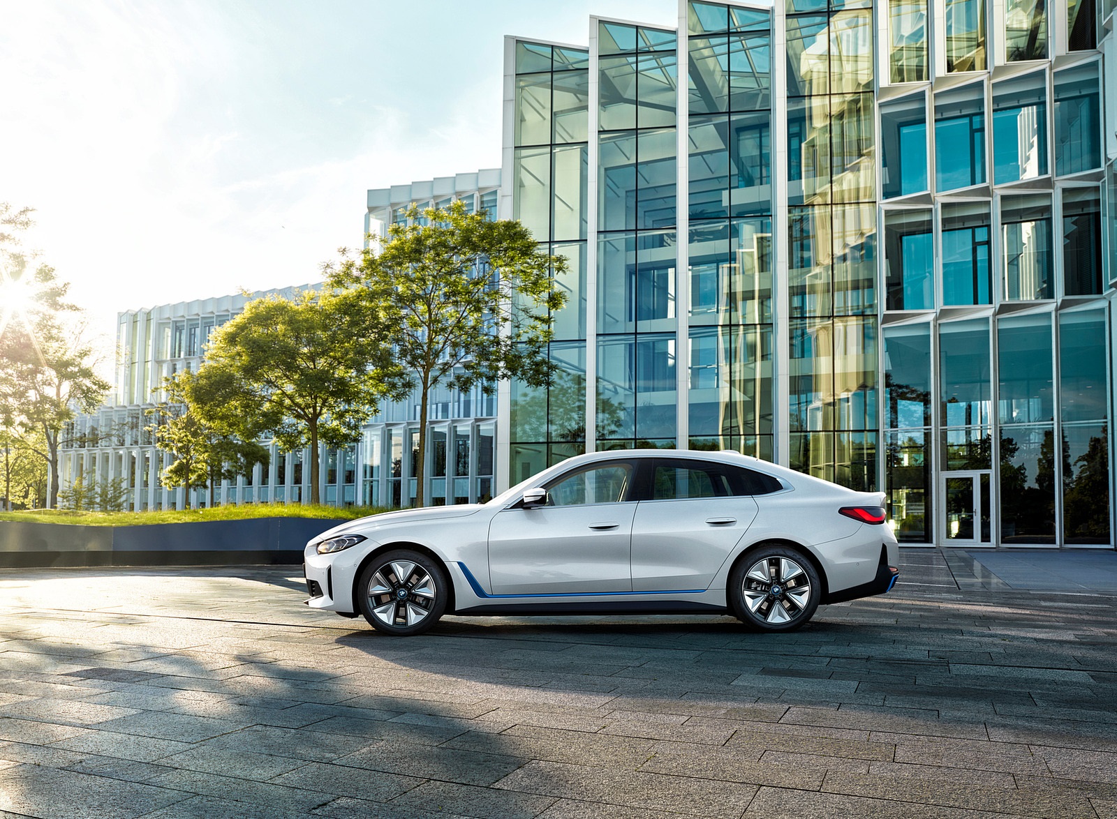 2022 BMW i4 eDrive40 Side Wallpapers (9)