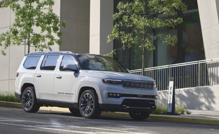 2022 Jeep Grand Wagoneer Front Three-Quarter Wallpapers 450x275 (3)