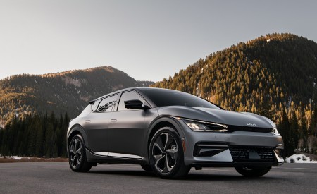 2022 Kia EV6 Front Three-Quarter Wallpapers 450x275 (21)