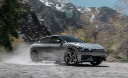 2022 Kia EV6 Front Three-Quarter Wallpapers 450x275 (10)