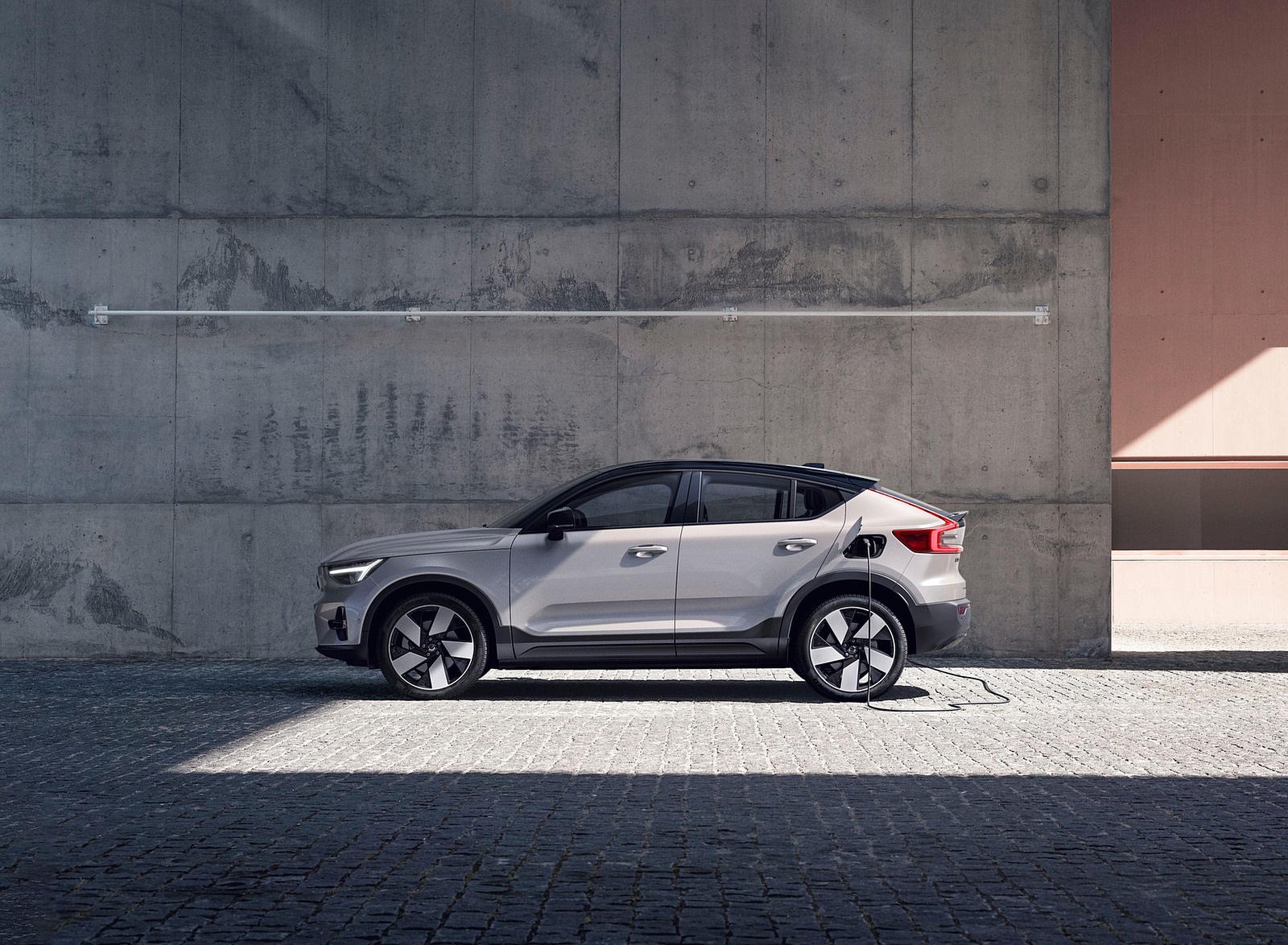 2022 Volvo C40 Recharge (Color: Dawn Silver) Side Wallpapers (8)