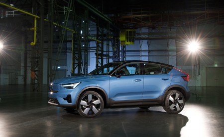 2022 Volvo C40 Recharge Front Three-Quarter Wallpapers 450x275 (26)