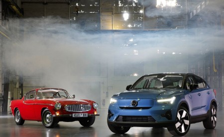 2022 Volvo C40 Recharge and Volvo P1800 Front Wallpapers 450x275 (37)