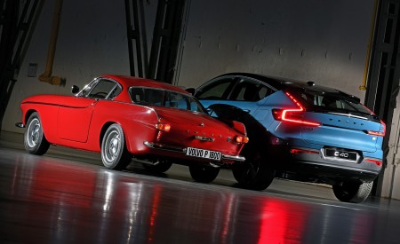 2022 Volvo C40 Recharge and Volvo P1800 Rear Three-Quarter Wallpapers 450x275 (38)