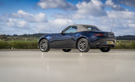 2021 Mazda MX-5 Sport Venture Rear Three-Quarter Wallpapers 450x275 (120)