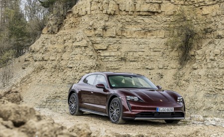 2021 Porsche Taycan 4 Cross Turismo (Color: Cherry Metallic) Front Three-Quarter Wallpapers 450x275 (171)